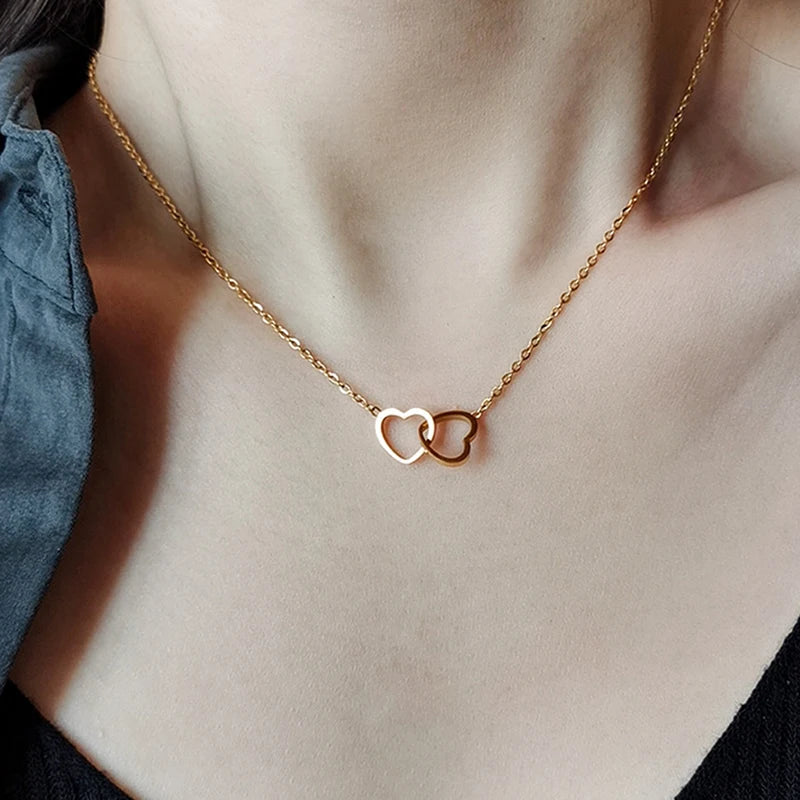 Hermosa cadena con colgante de doble corazón