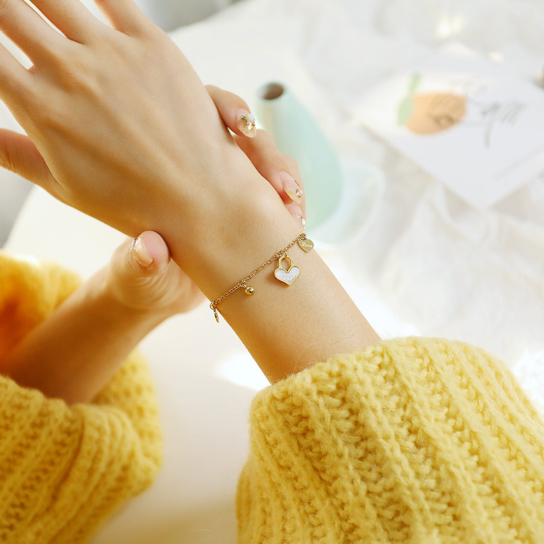 Pulsera con colgante en forma de corazón